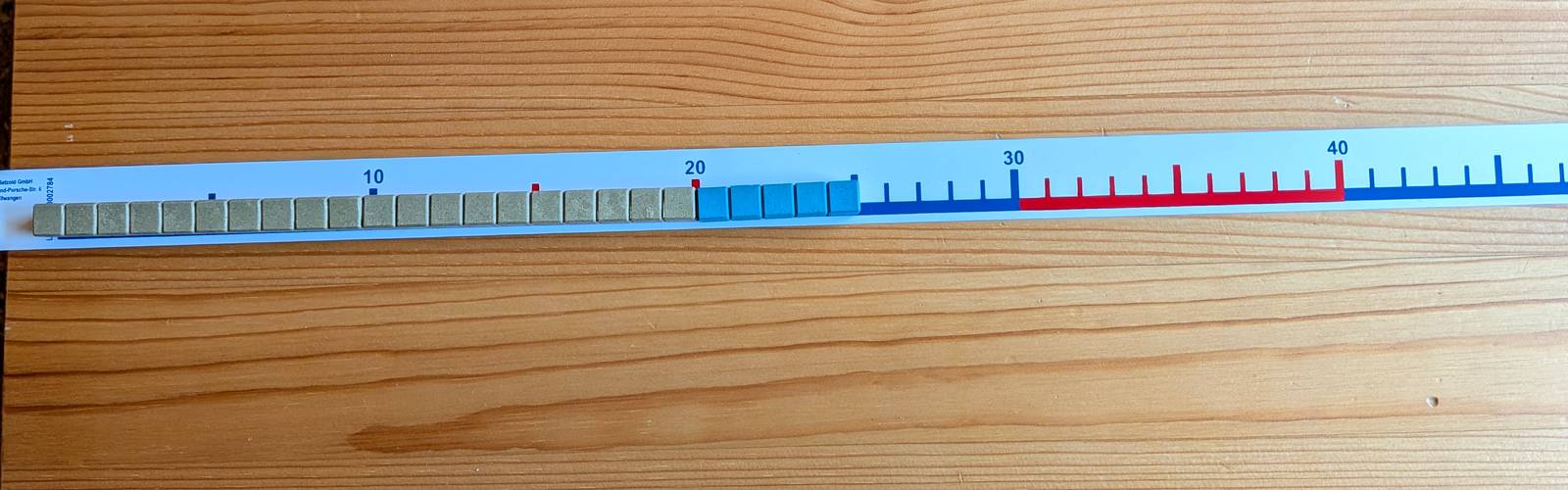 Zahlenstrahl mit aufgereihten Steckwürfeln