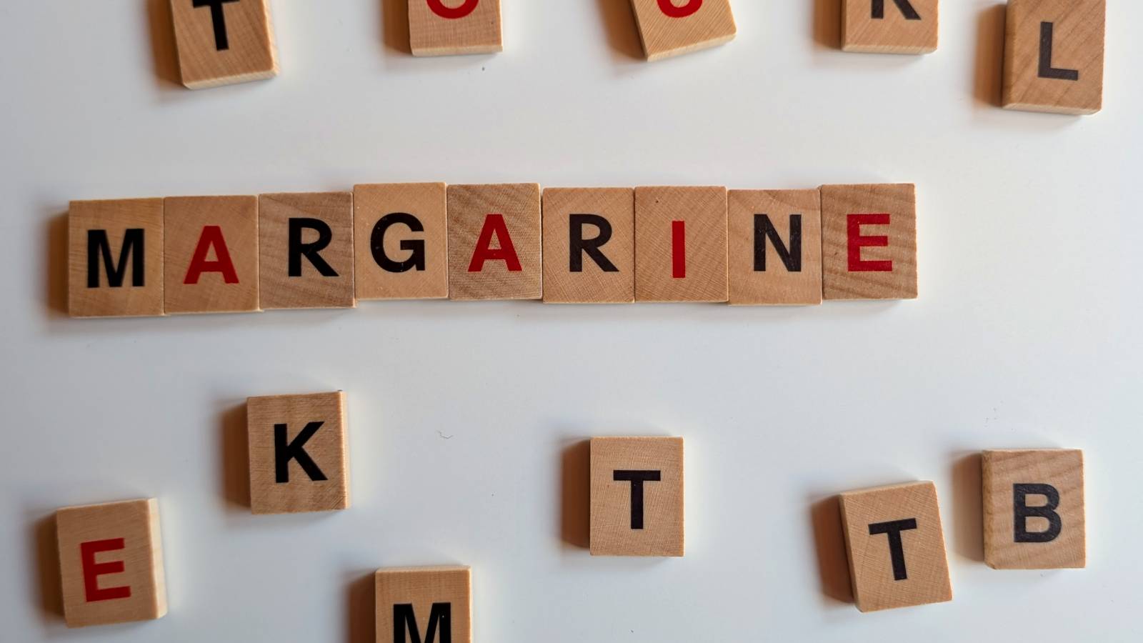 Holzwürfel, aus denen das Wort MARGARINE gelegt wurde