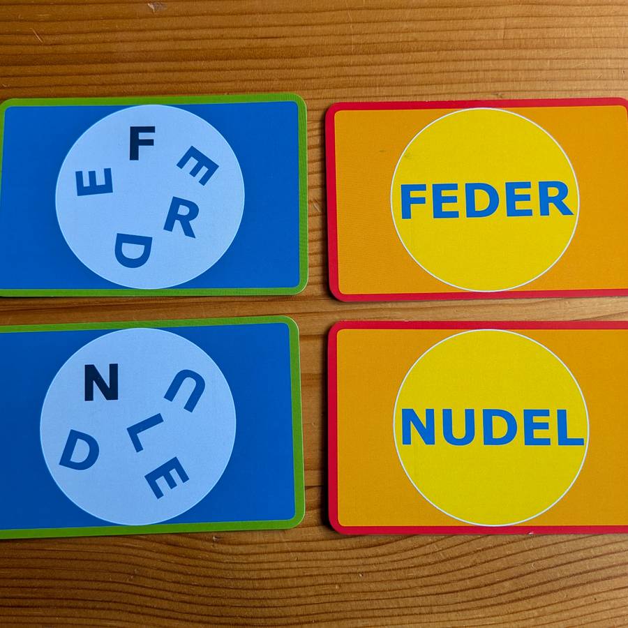 Farbige Lernkarten mit den Wörtern NUDEL und FEDER