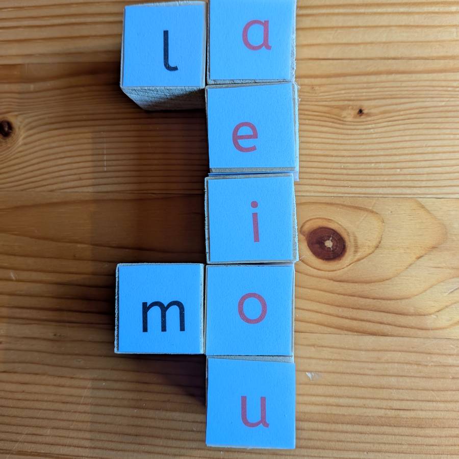 Blaue Silbenwürfel zum Zusammensetzen von Wörtern