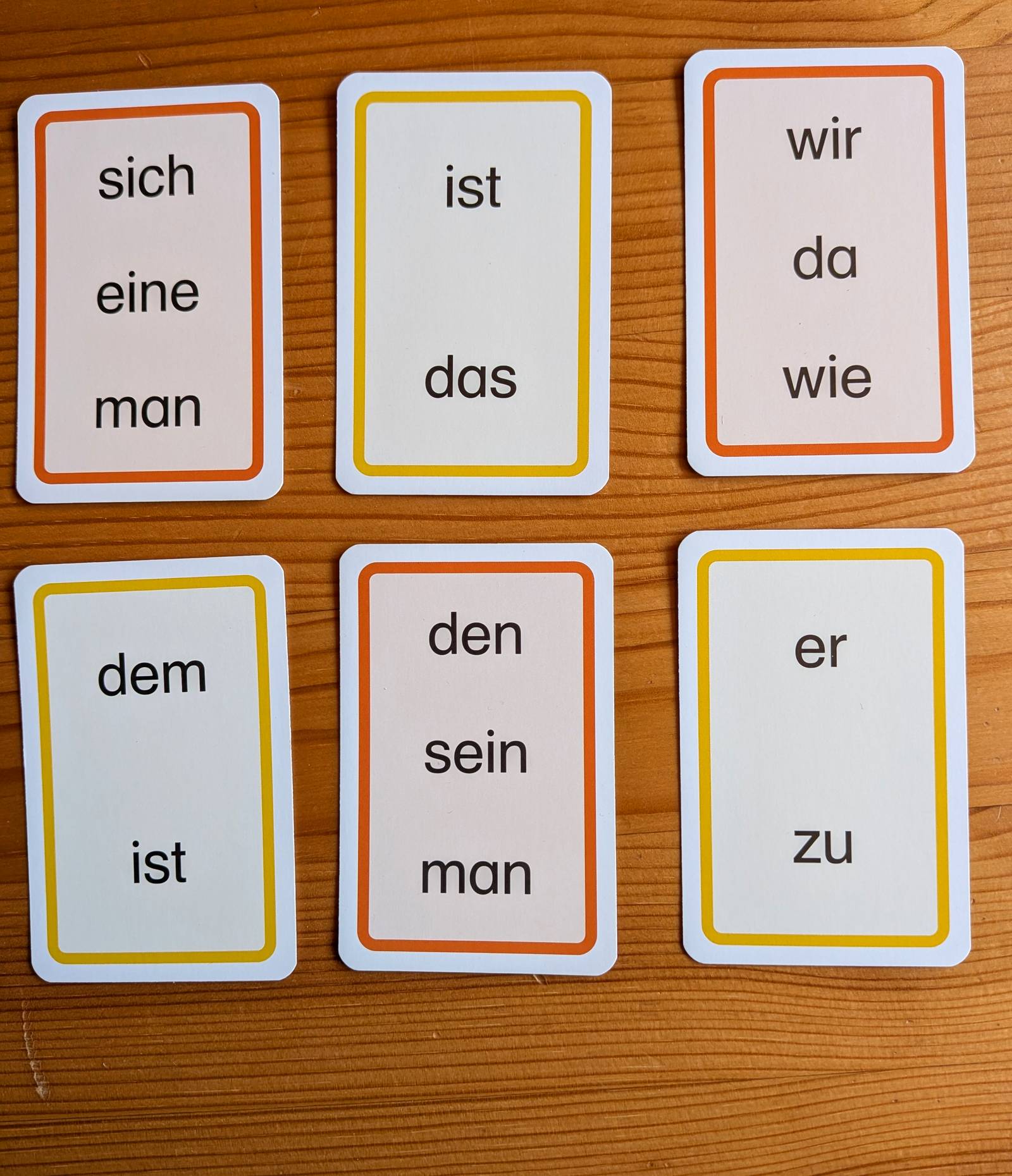 Wortkarten mit häufigen Wörtern auf einem Holztisch in der Lernpraxis