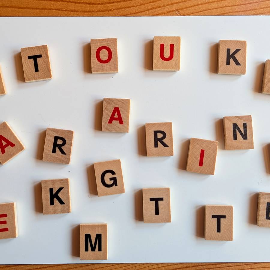 Buchstabenwürfel auf einer weißen Tafel