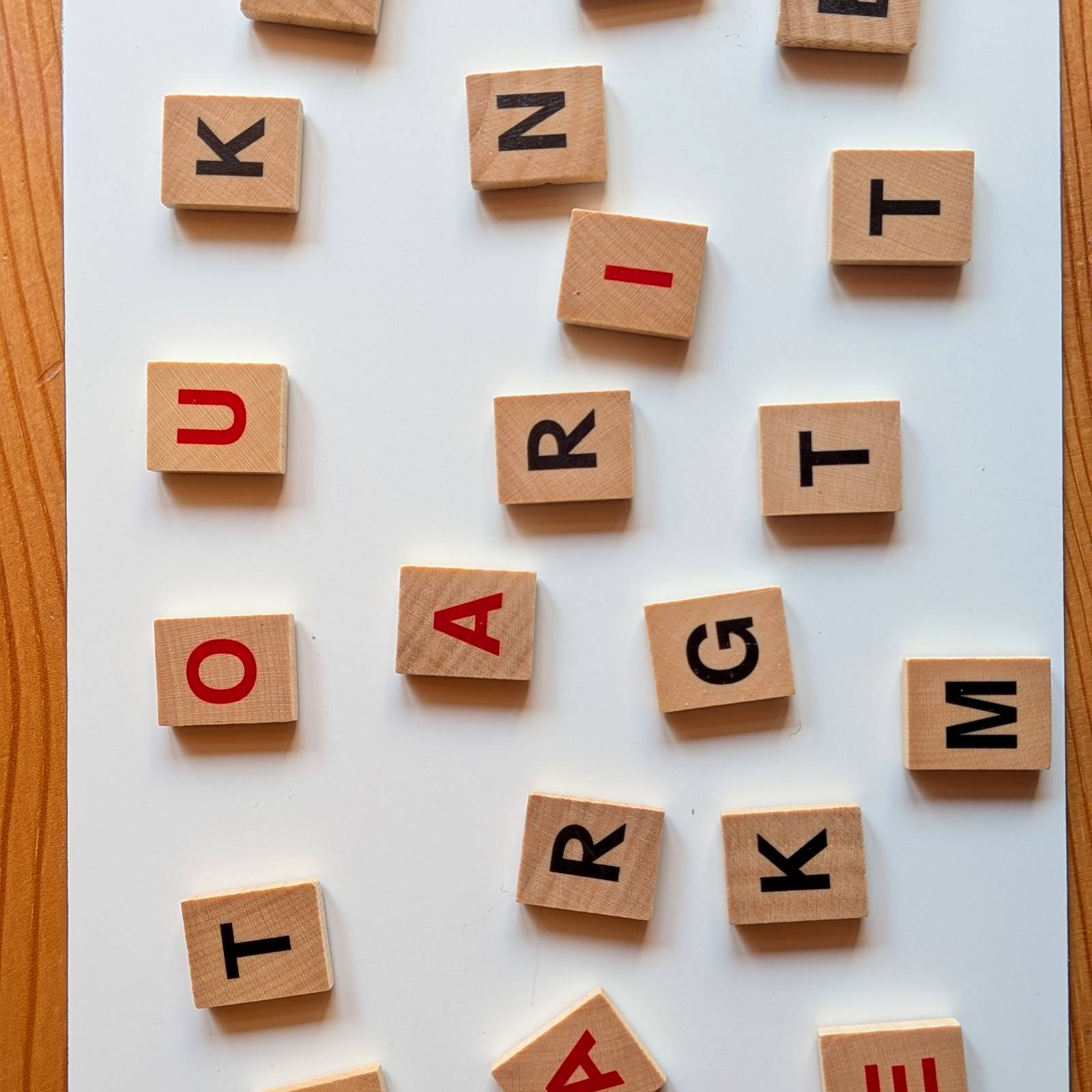 Buchstabenwürfel ungeordnet auf der Tafel