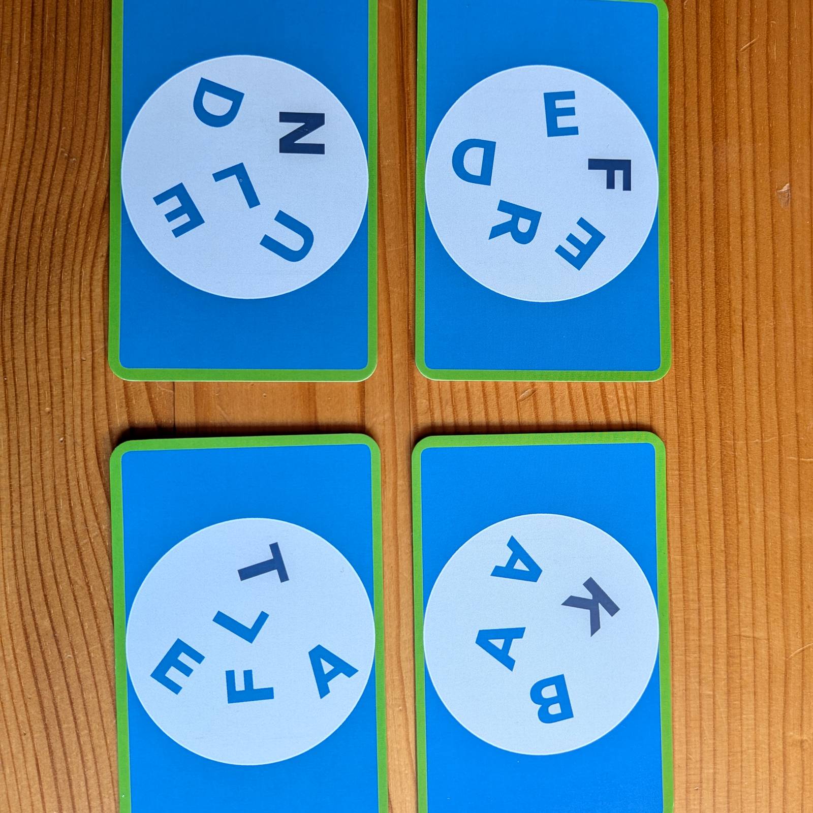 Karten mit im Kreis angeordneten Buchstaben