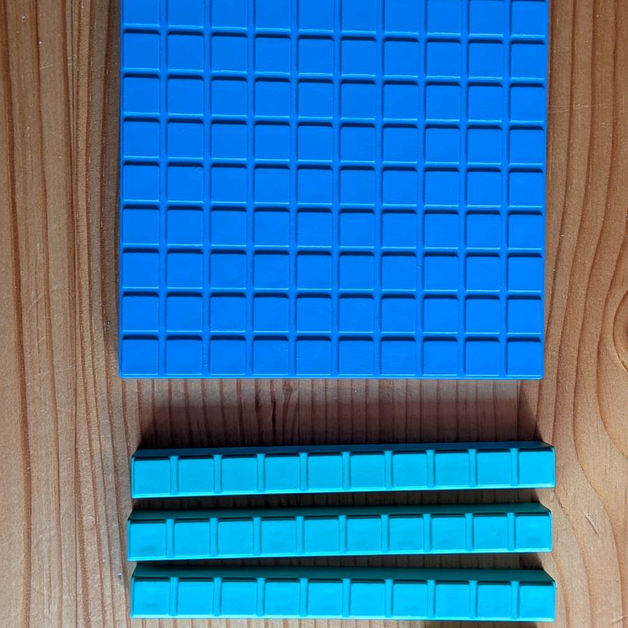 Hunderterplatte und Zehnerstangen als Rechenmaterial