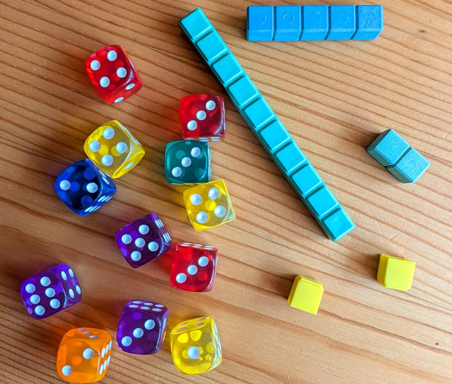Bunte Würfel und Zehnerstangen auf dem Tisch